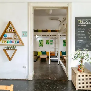  Ostello T5 Social